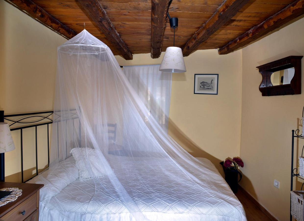 La Casita De Leire Pensionat Tamajon Exteriör bild