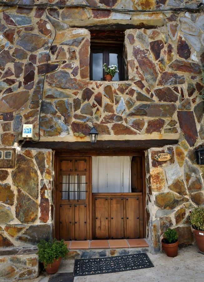 La Casita De Leire Pensionat Tamajon Exteriör bild